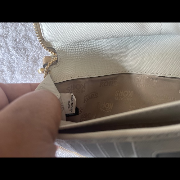 Large Michael Kors wristlet - Picture 4 of 5